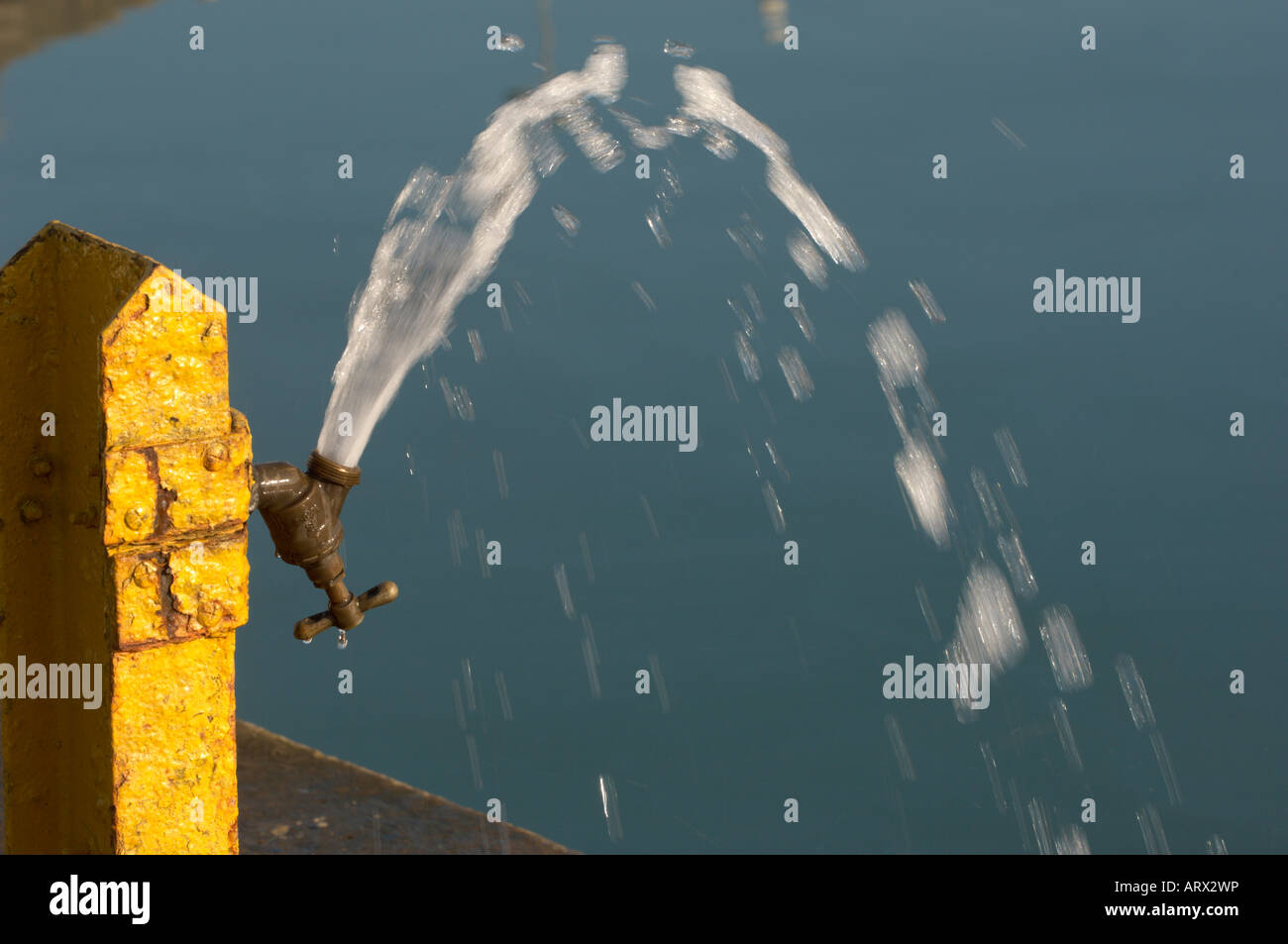 Eine Wasser-Band, die geblieben ist und eingeschaltet Stockfoto