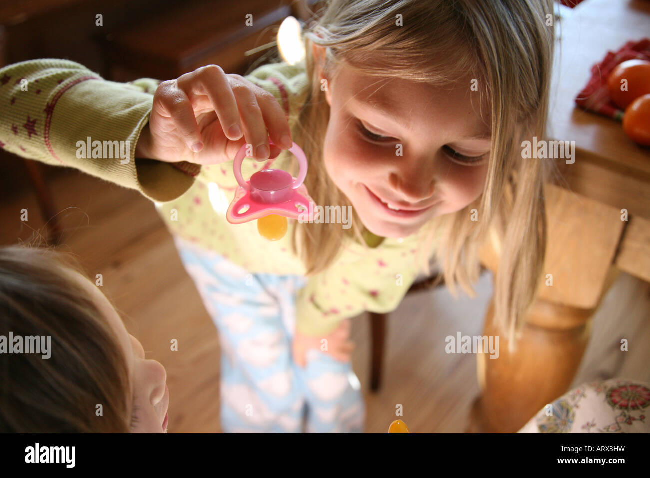 Große Schwester, kleine Schwester Schnuller geben Stockfotografie Alamy