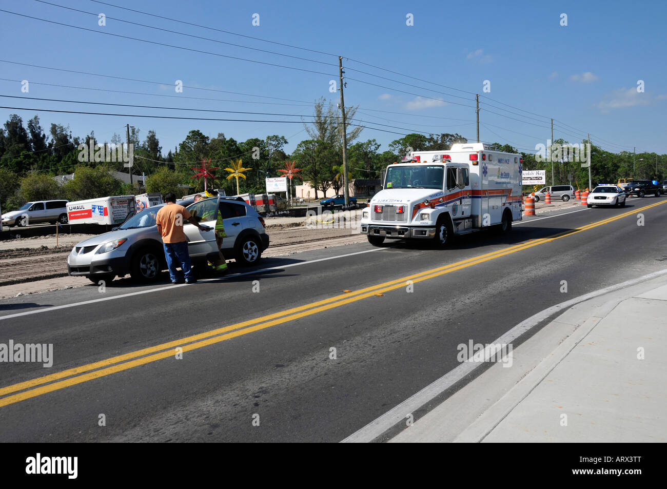 Medizinische Einsatzkräfte am Unfallort Stockfoto