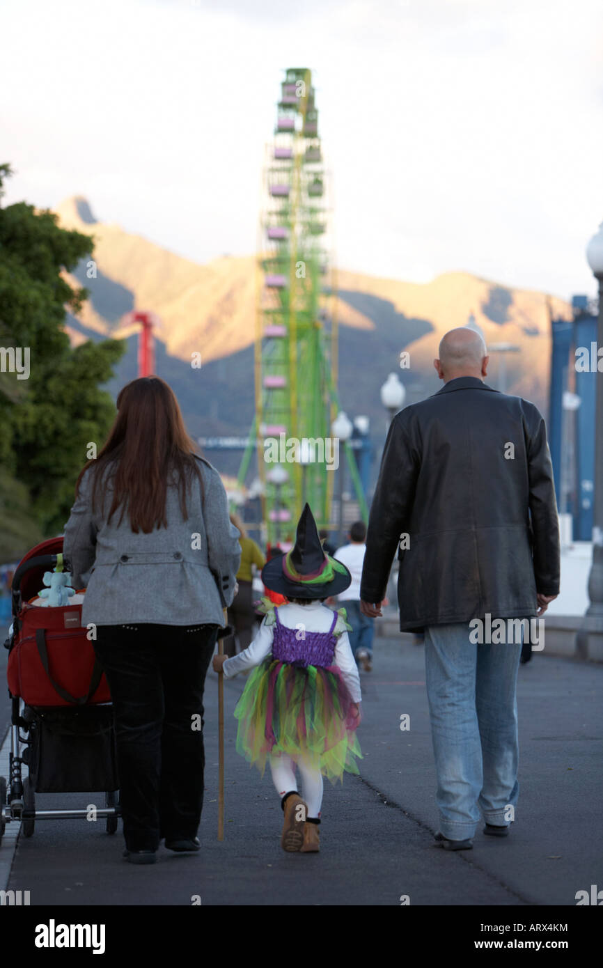 spanische Familie, die zu Fuß in Richtung Riesenrad und Carnaval Santa Cruz Teneriffa Kanaren Spanien Stockfoto