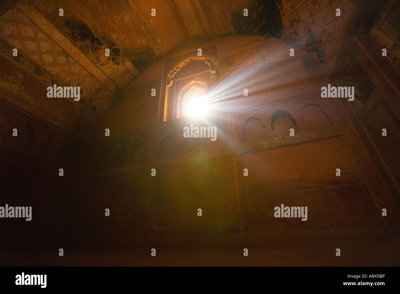 Lichtstrahlen, die in einem Fenster, Agra Fort, Indien Stockfoto