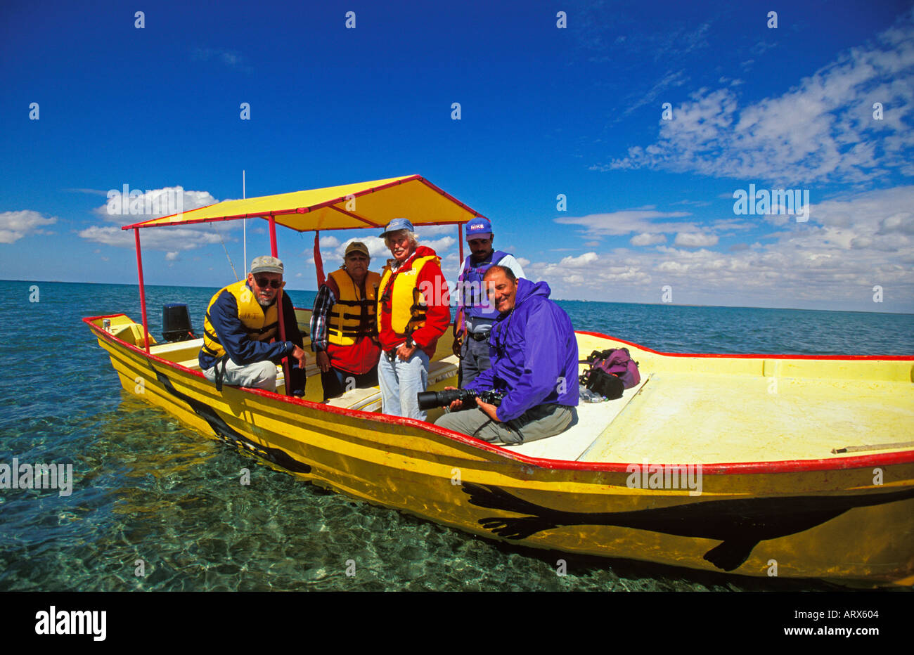 Mexiko, Baja Sea of Cortez, Magdalena Bay, Touristen Entspannung in bunten Whale Watching Boot Stockfoto