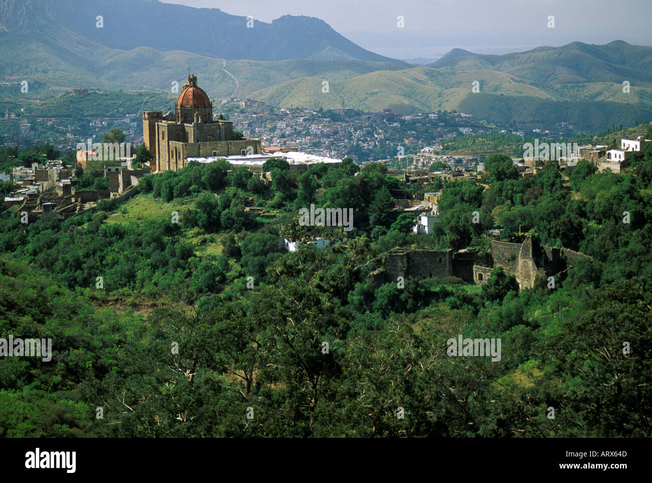 Guanajuato, Mexiko katholische Kirche, umgeben von Wald und Berg-Hintergrund Stockfoto
