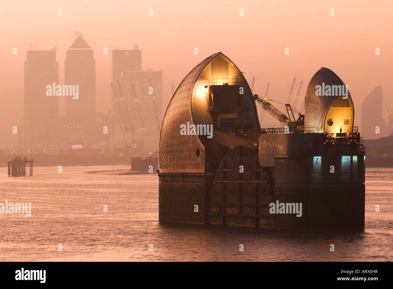 Thames Barrier & Canary Wharf - London Stockfoto