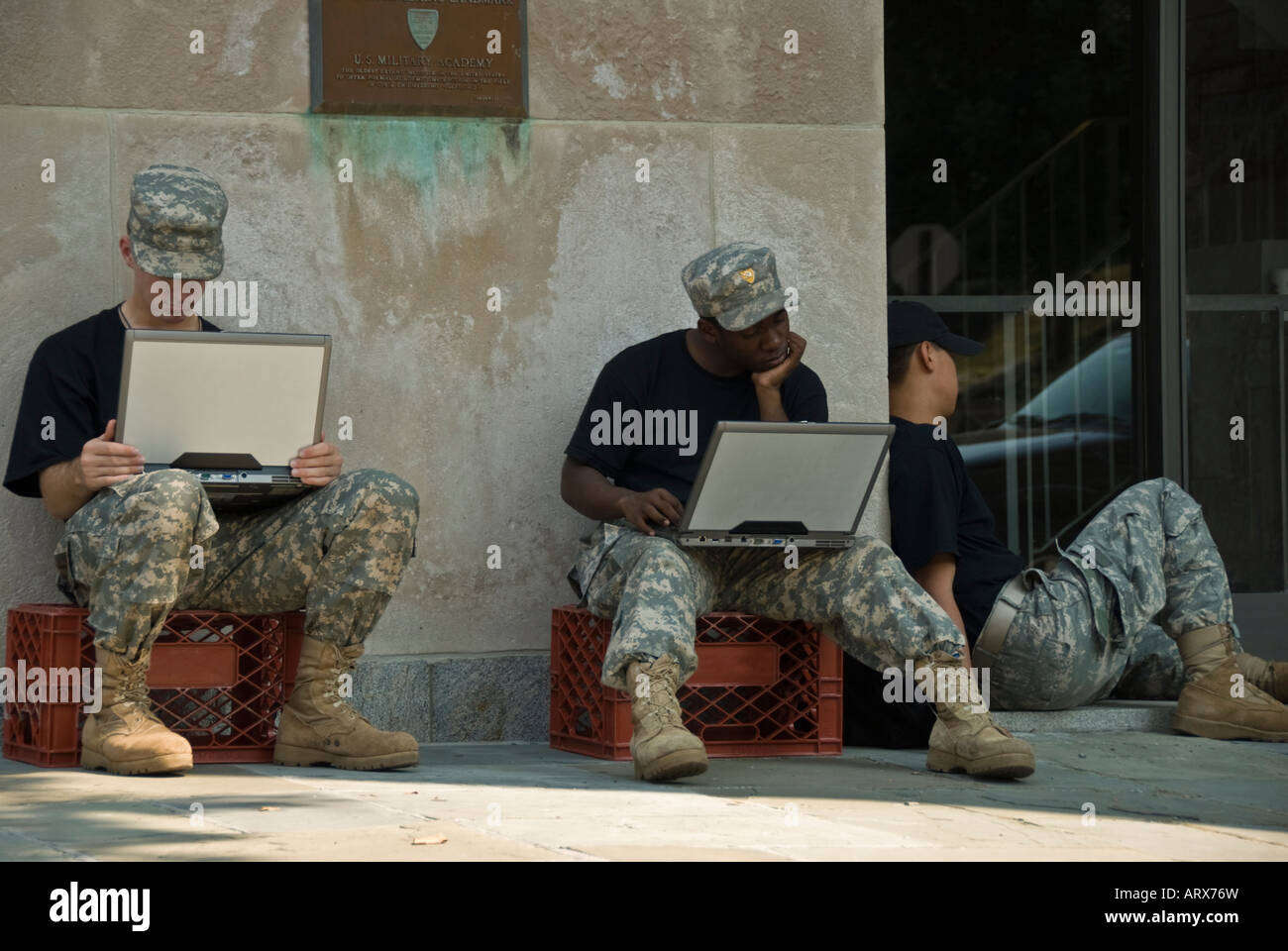 Soldaten mit Computern Stockfoto