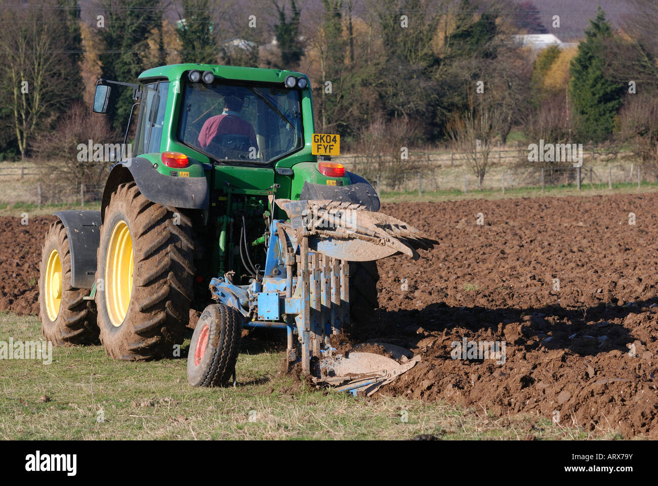 Traktor Pflügen Feld bereit für Pflanzen in Kent Stockfoto