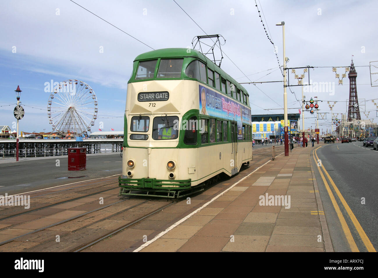 Doppeldecker Bus Straßenbahn Blackpool England UK Stockfoto