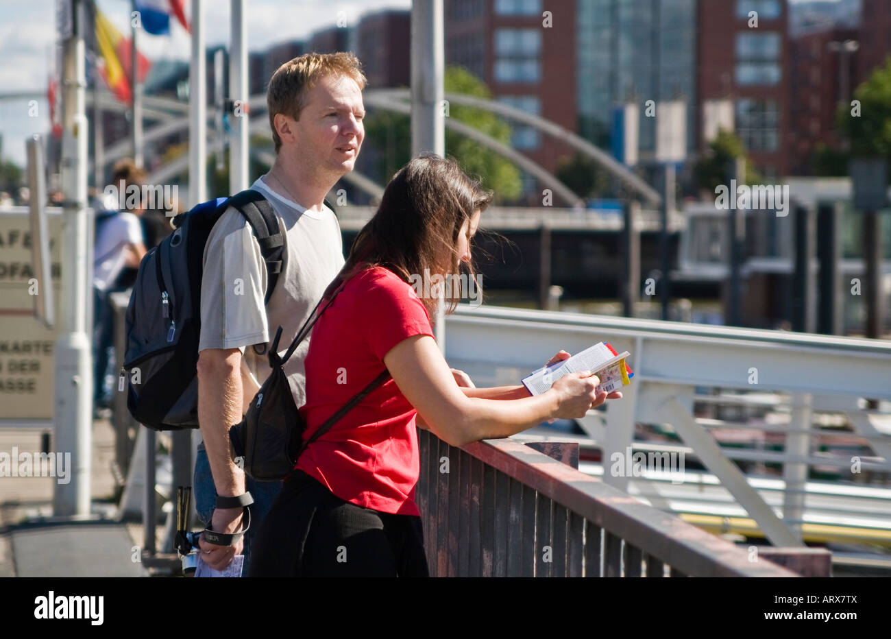 Zwei Touristen mit Rucksäcken und Kameras überprüfen Reisen führen Hamburg Deutschland Stockfoto