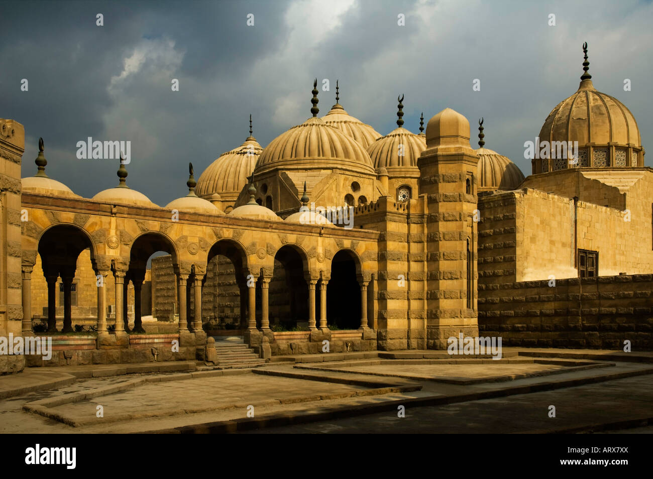 Grab von Mohammed Ali in Kairo mit Blick auf sieben Kuppeln der Moschee in der Stadt der lebenden Toten. Stockfoto