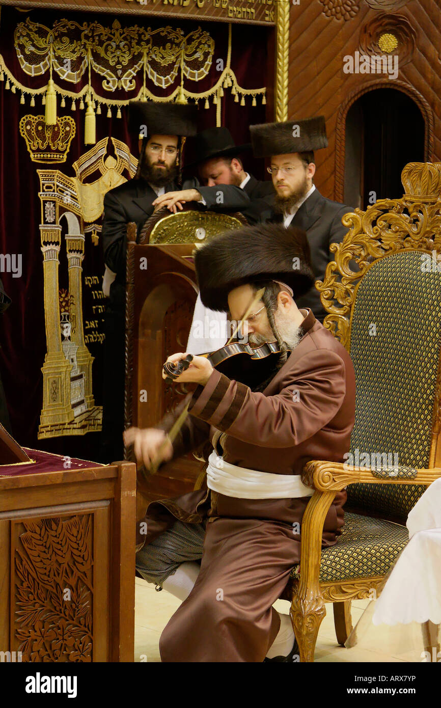 Israel Bnei Brak Chanukka in der Premishlan Kongregation der Rebbe spielt die Violine Stockfoto