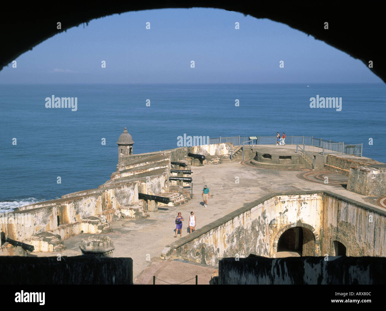 San Juan Puerto Rico Teil von El Morro Castle Fort und Blick aufs Meer umrahmt von Bogen Stockfoto