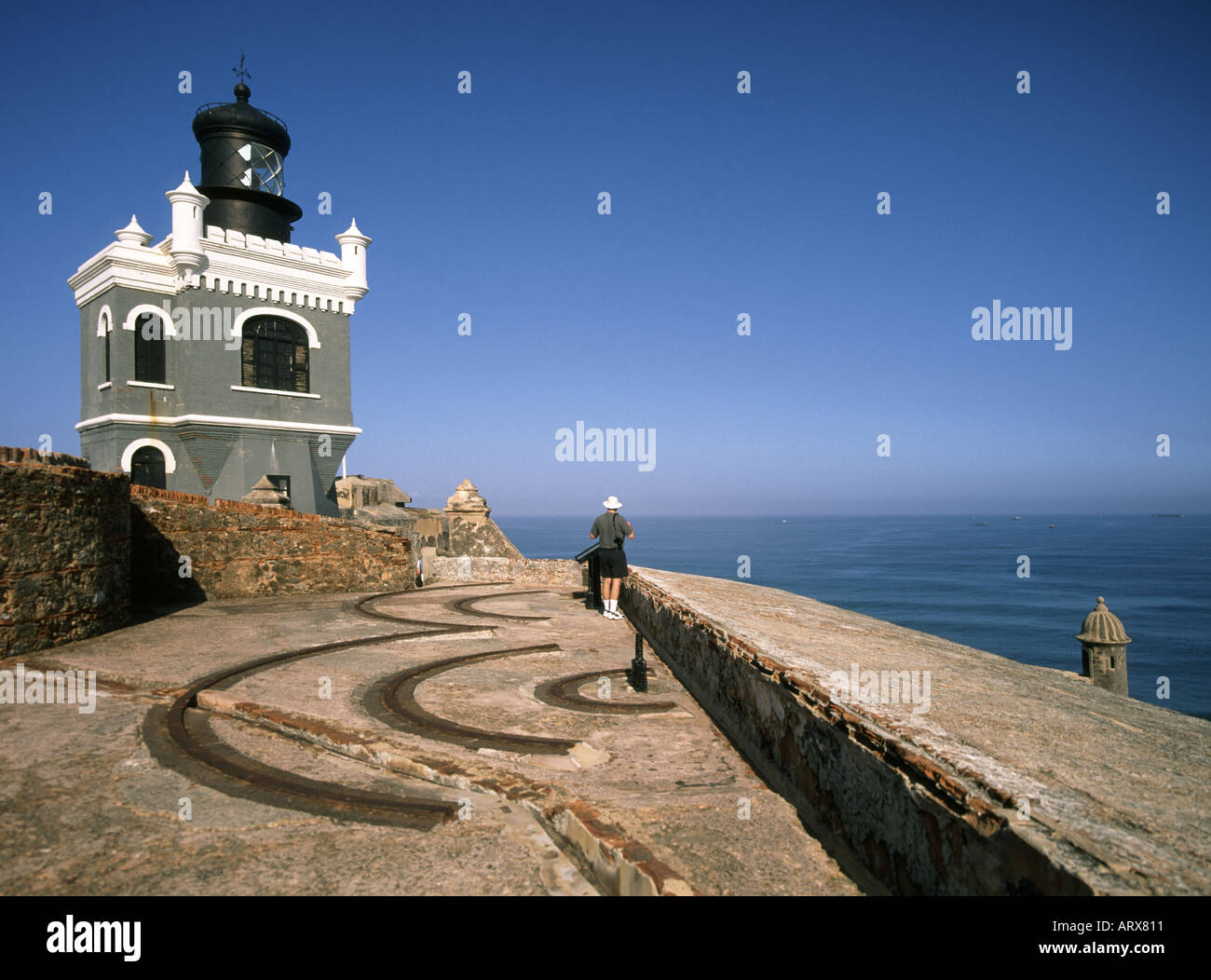 San Juan Puerto Rico Teil von El Morro Castle Fort und Blick aufs Meer mit Leuchtturm Stockfoto
