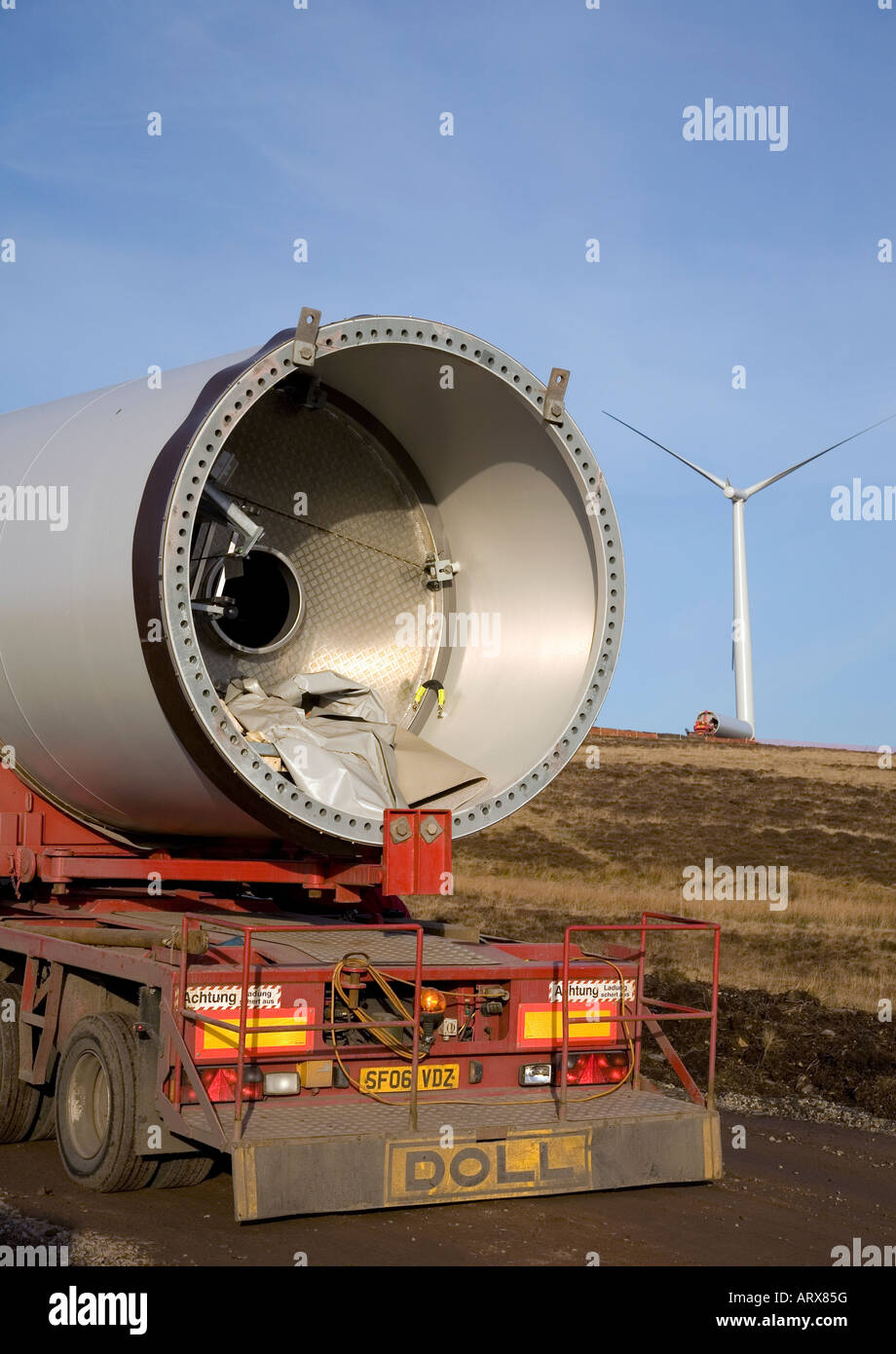Svaergods Transport Güterverkehr auf der Straße geben, liefern die Windkraftanlagen, windfarm Komponenten Drumderg Ort, Alyth, Schottland, Großbritannien Stockfoto