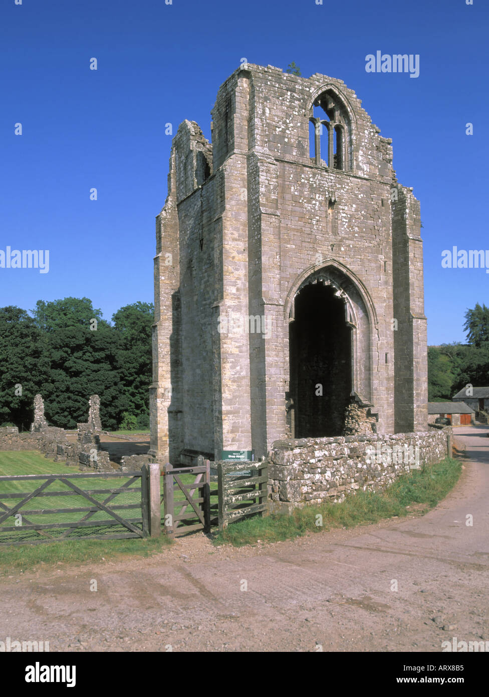 Shap Abbey Ruinen am Rande des Lake District National Park betrachtet von angrenzenden Feldweg Stockfoto