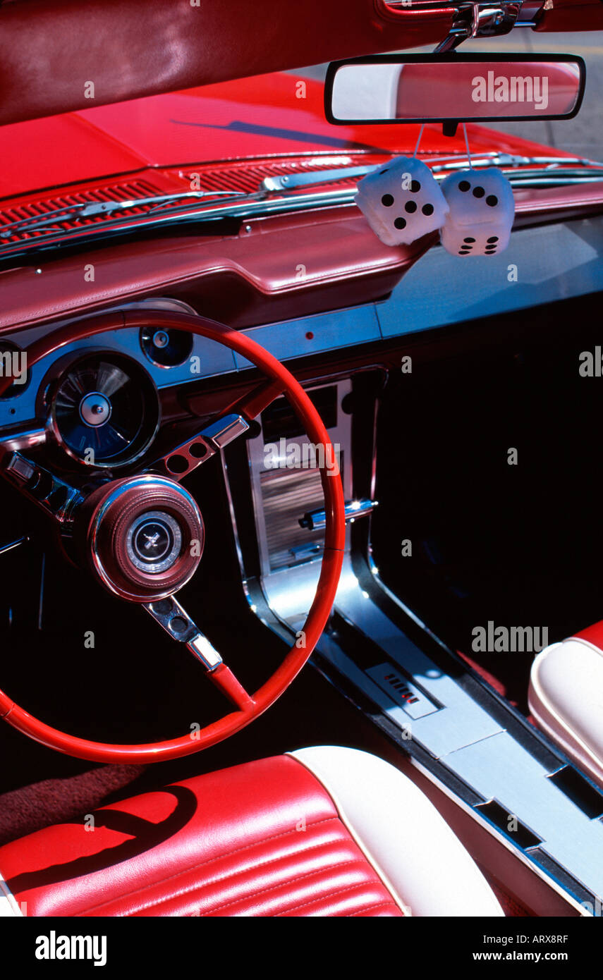 Fuzzy Dice hängen in roten Ford Mustang Cabrio Stockfoto