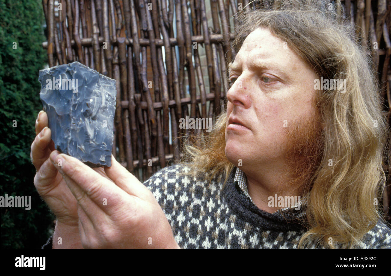 TV Archäologe Phil Harding ist ein Feuerstein Standspiegel seine eine der Welten ältesten Fähigkeiten in der Nähe von Salisbury Wiltshire Stockfoto