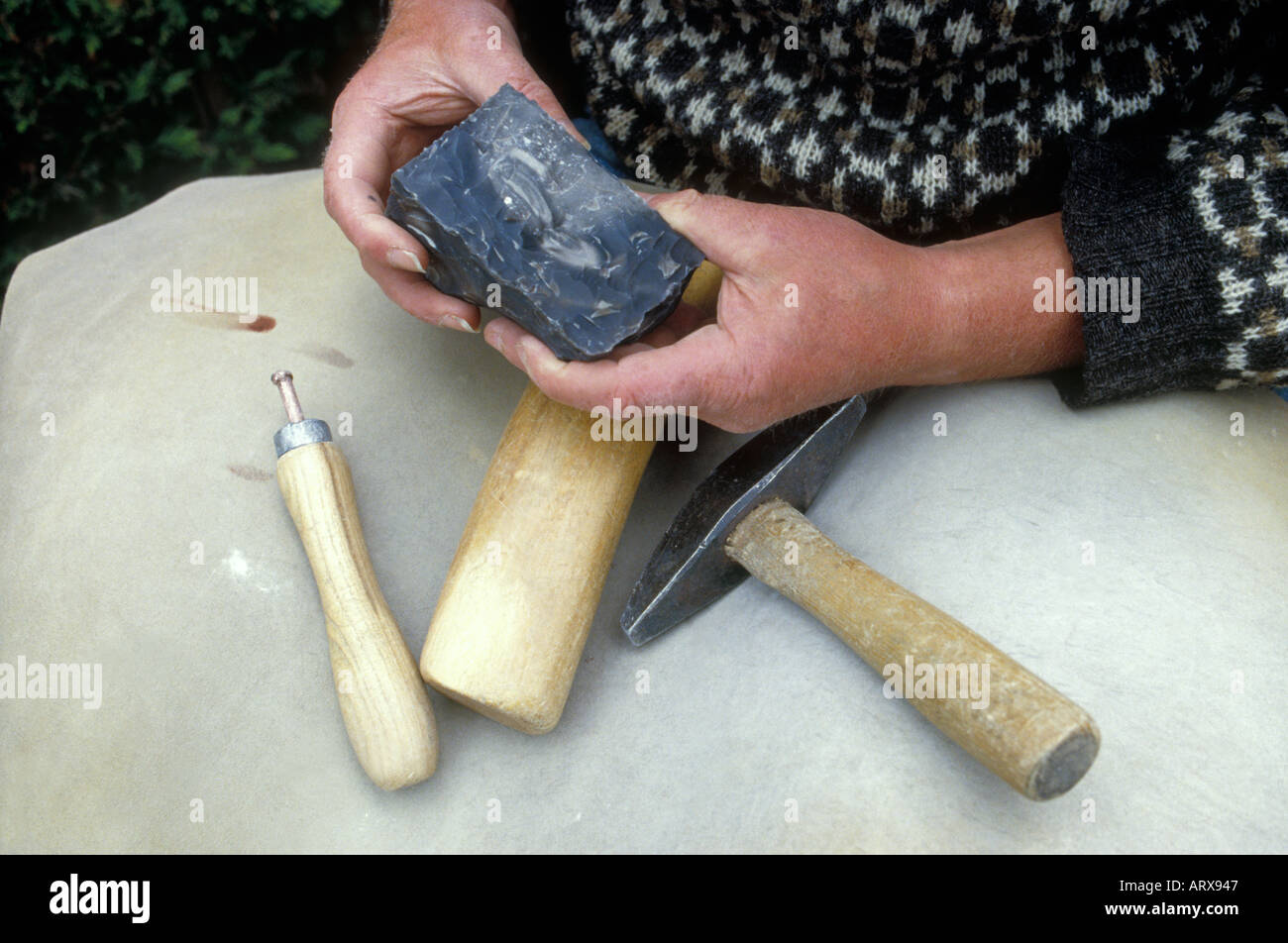 Die Hilfsmittel TV Archäologe Phil Harding ist ein Feuerstein Standspiegel seine eine der weltweit ältesten Fähigkeiten Stockfoto