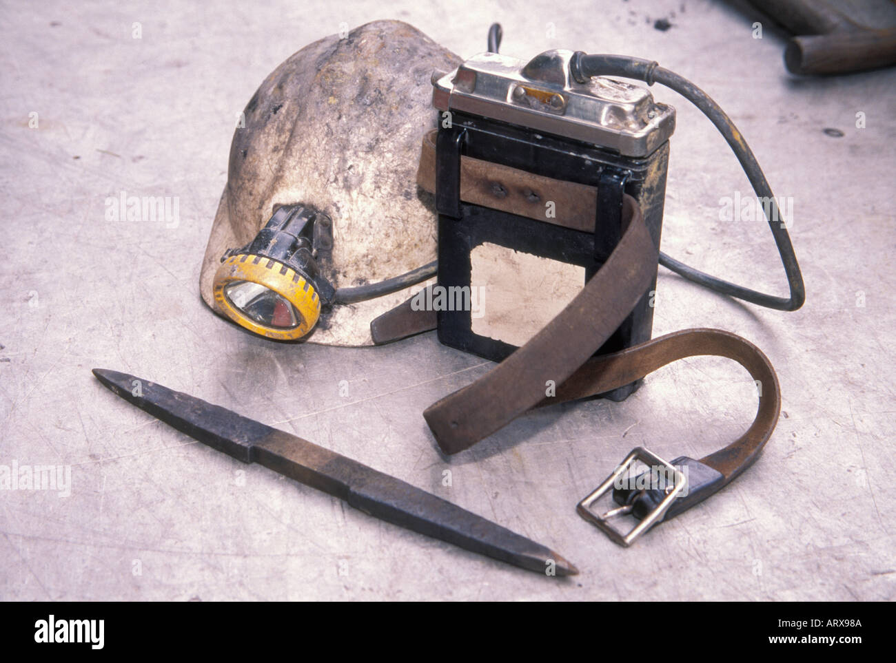 Helm und Lampe von einem Kumpel in der Forest of Dean Gloucestershire, England, Stockfoto
