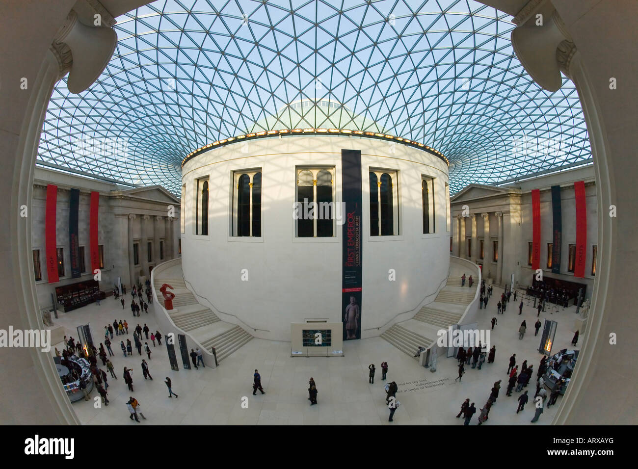 Großer Hof und Leseraum mit Touristen British Museum London England UK United Kingdom GB Großbritannien britische Insel Stockfoto