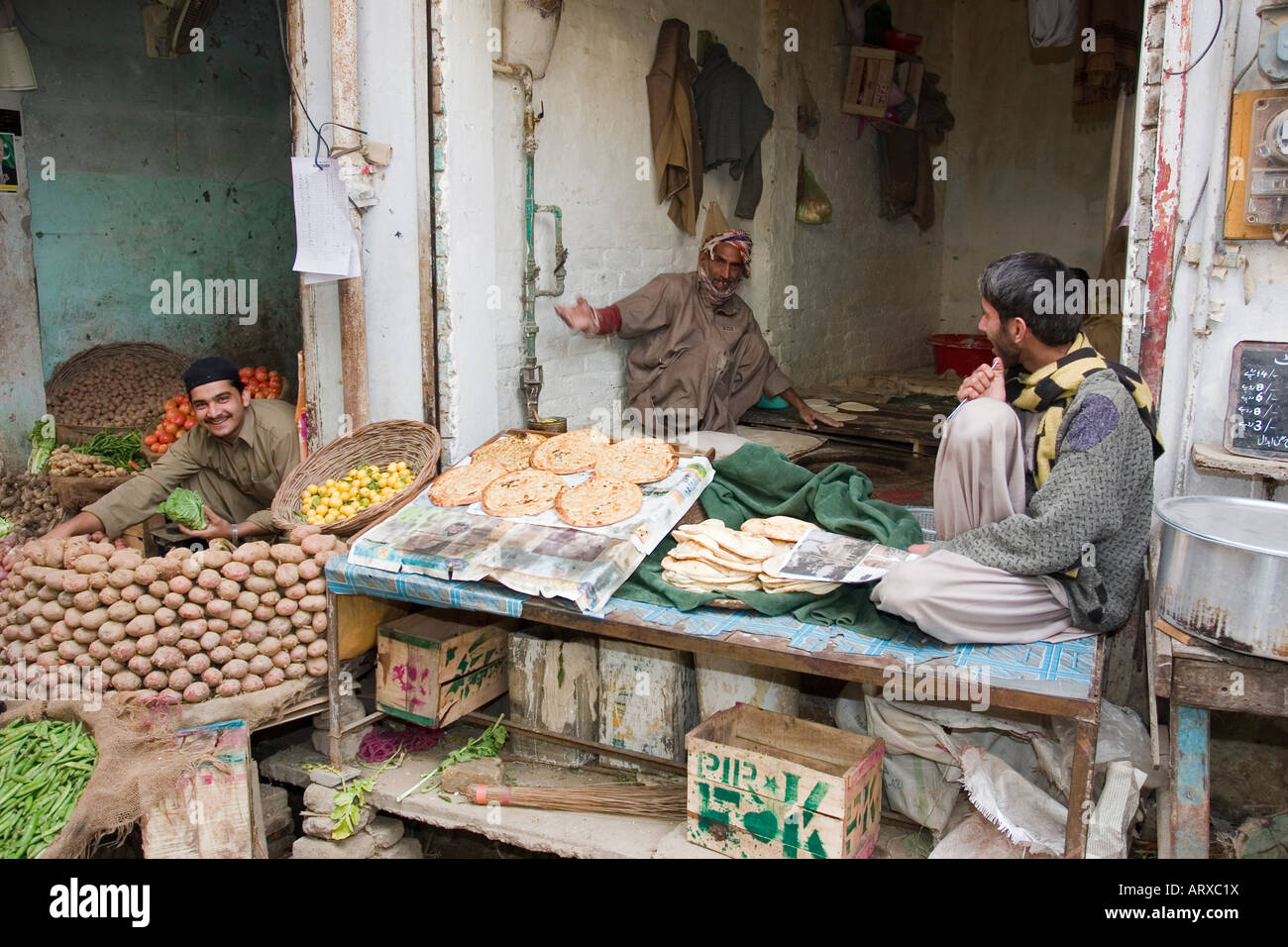 Ladenbesitzer im Chat, Hassan Abdal, Punjab, Pakistan. Gemüse und rotis Stockfoto