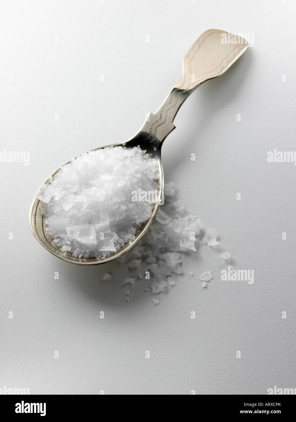 Maldon Salz in einem Löffel auf einem weißen Hintergrund redaktionelle Essen Stockfoto