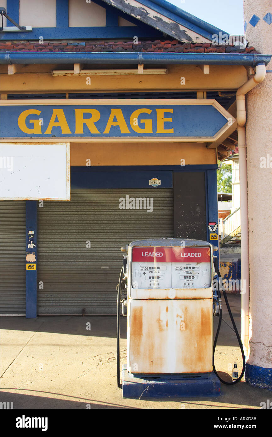 Zapfsäulen an der alten Tankstelle Maryborough Queensland Australia Stockfoto