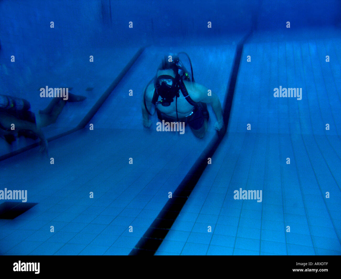 Praxis unter Wasser Rettung im Schwimmbad Stockfoto