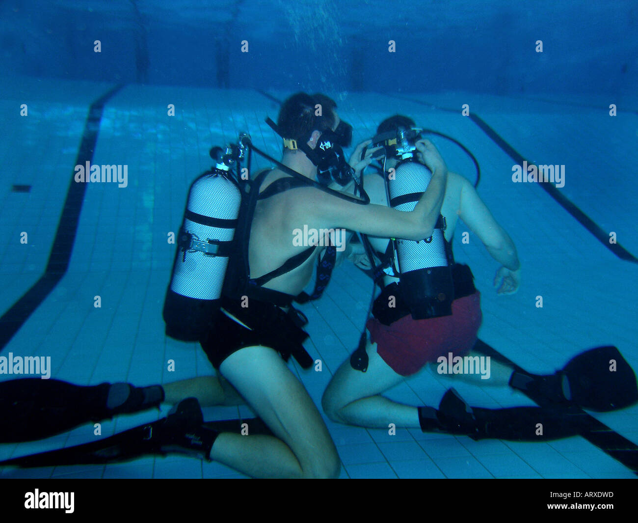 Praxis unter Wasser Rettung im Schwimmbad Stockfoto
