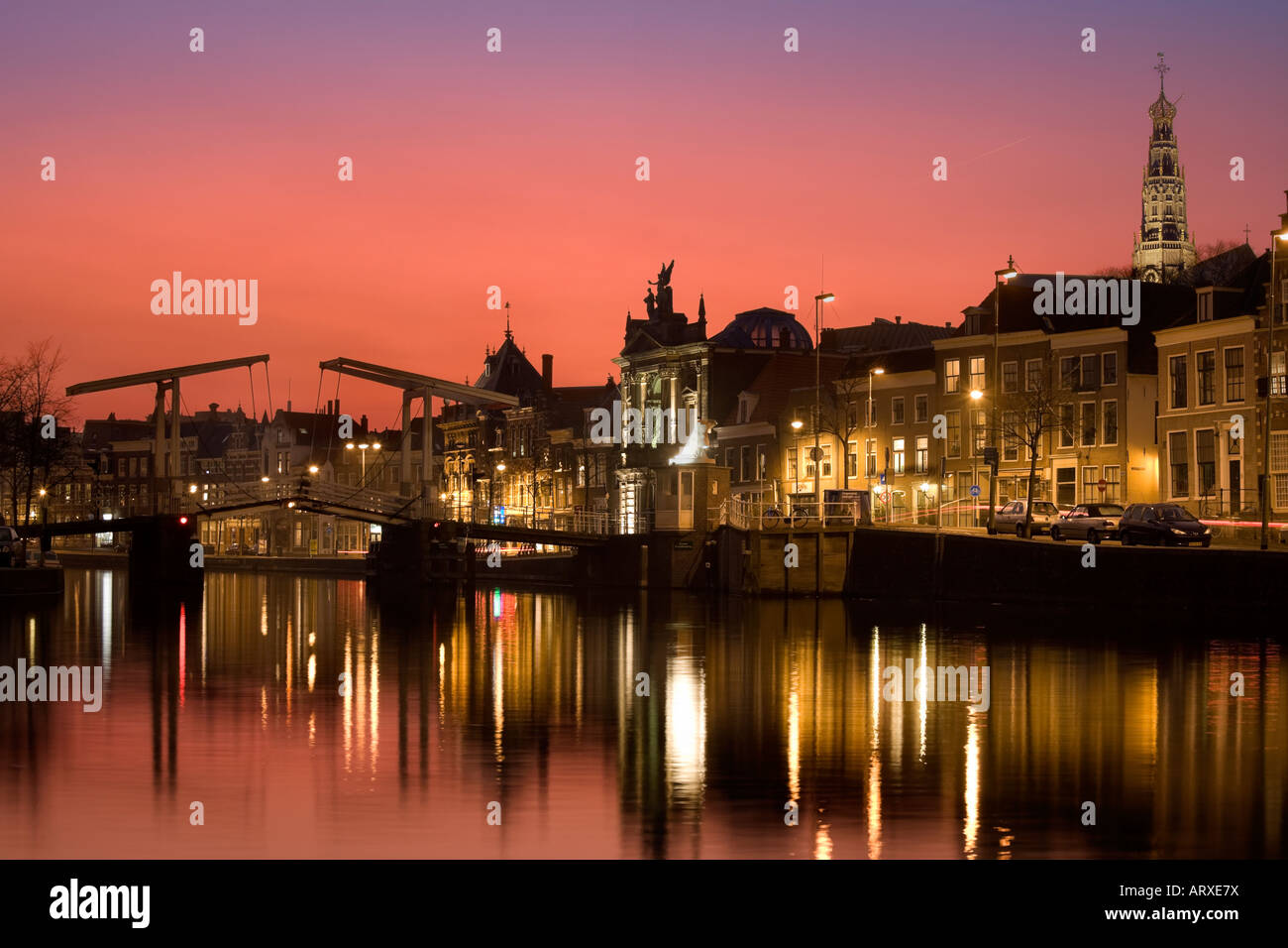 Haarlem. Ansicht des Flusses Spaarne mit Gravestenenbrug Zugbrücke in Haarlem, Holland, Niederlande in der Abenddämmerung. Stockfoto