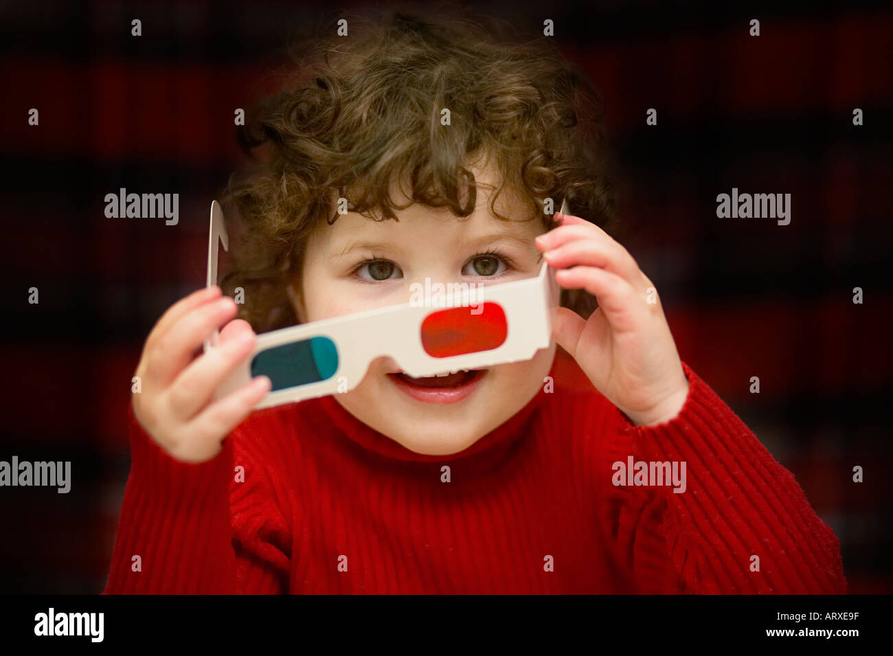 kleines Kind mit 3d Brille, lachen Stockfoto