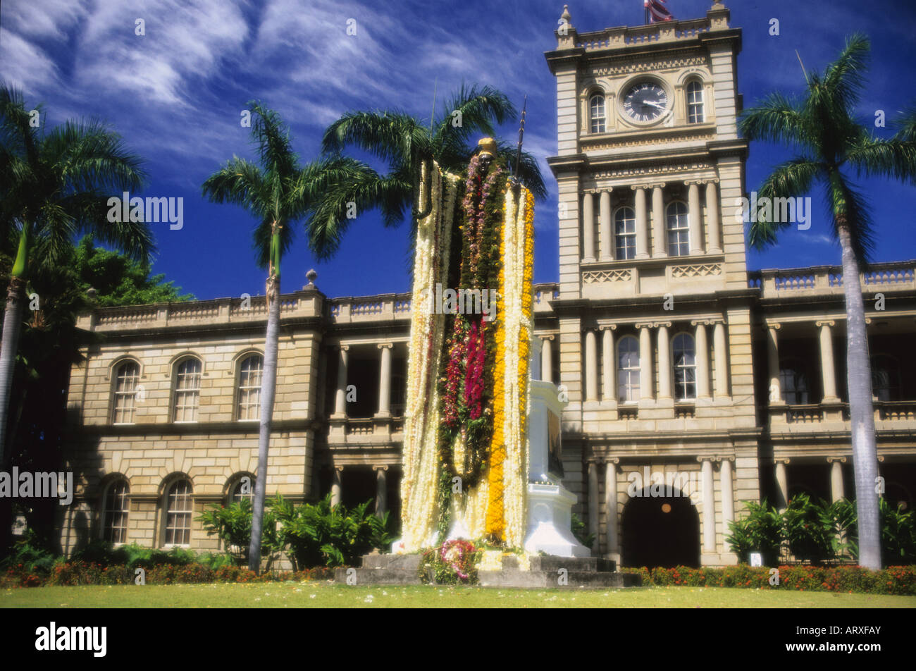 König Kamehameha Statue drapiert mit bunten Blumen Lei am 11. Juni, Kamehameha Day, die ihn in der Innenstadt von Honolulu, Hawaii ehrt Stockfoto