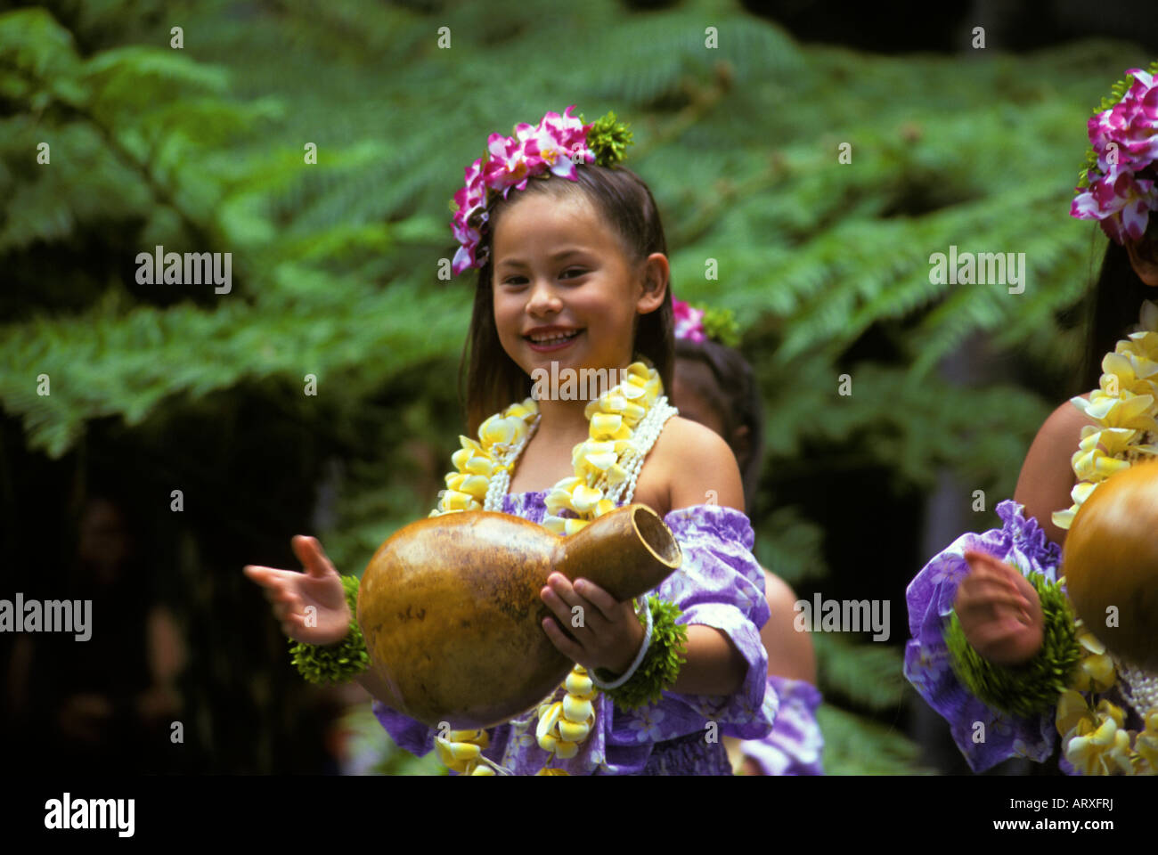 Junge Hula-Tänzerin mit Ipu (Rhythmus Kürbis) und Plumeria Lei Lei Day Feier im Hilton Hawaiian Village Hotel Stockfoto