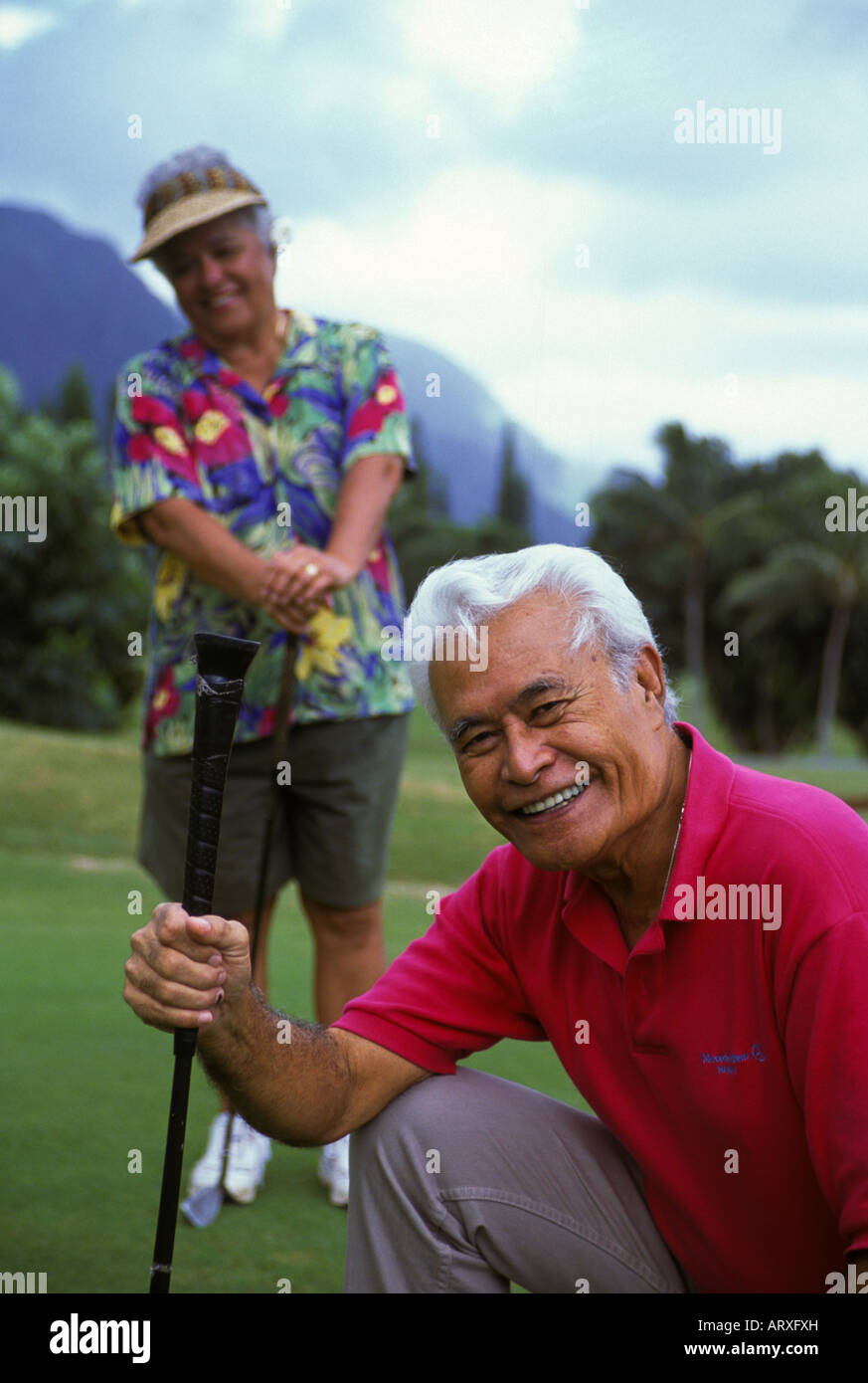 Senior Hawaiian Mann und Teil-Hawaiian Frau am Pali Golf Course, Windward Oahu Stockfoto