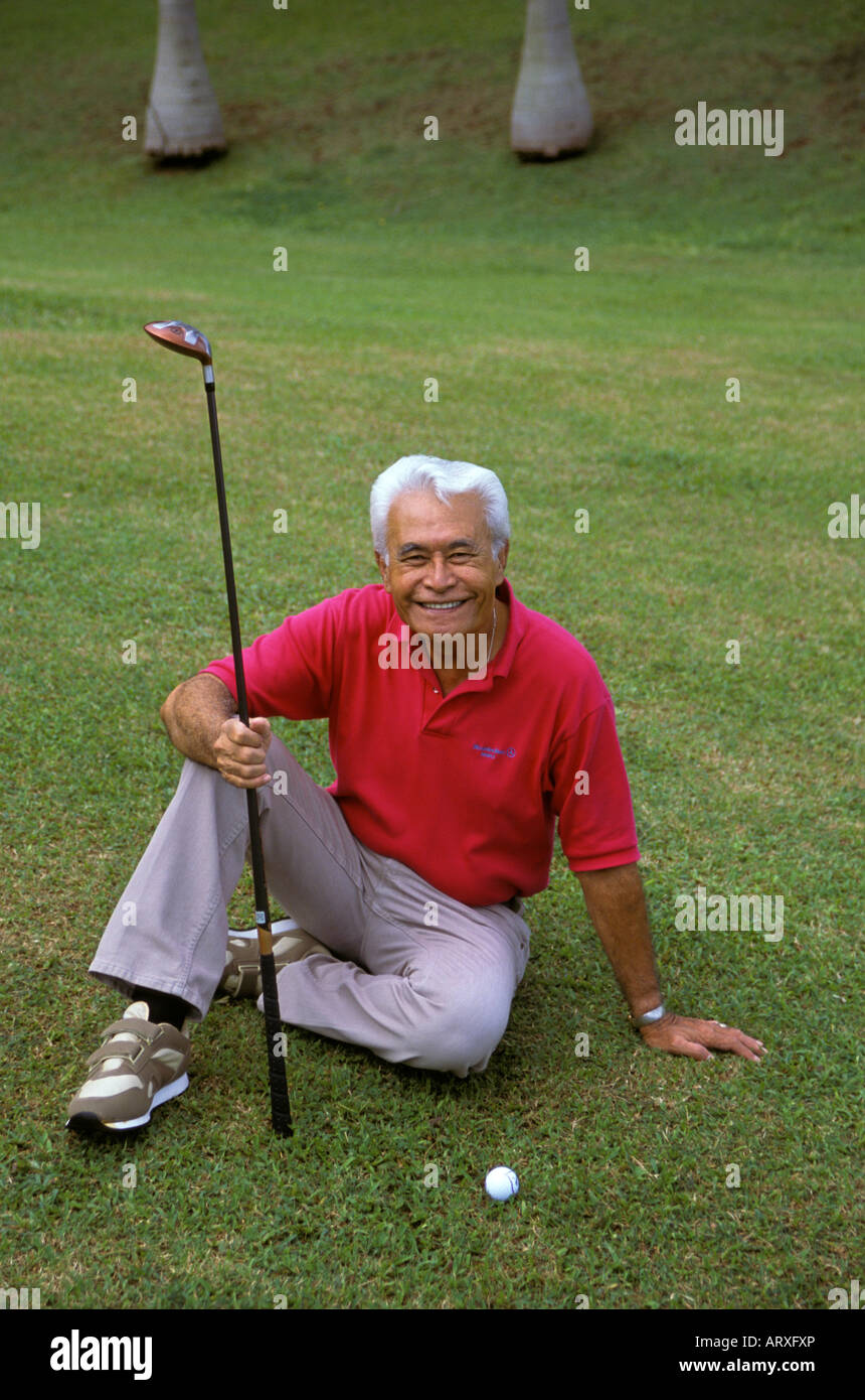 Senior Hawaiian Mann mit Golf Club; Pali-Golfplatz, Windward Oahu Stockfoto