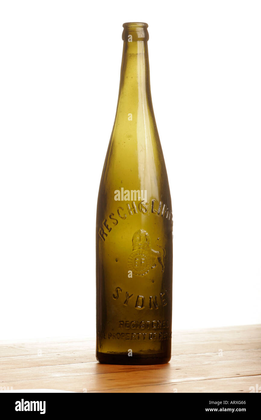 Eine elegante schlanke Anfang des zwanzigsten Jahrhunderts Glas Bierflasche Stockfoto