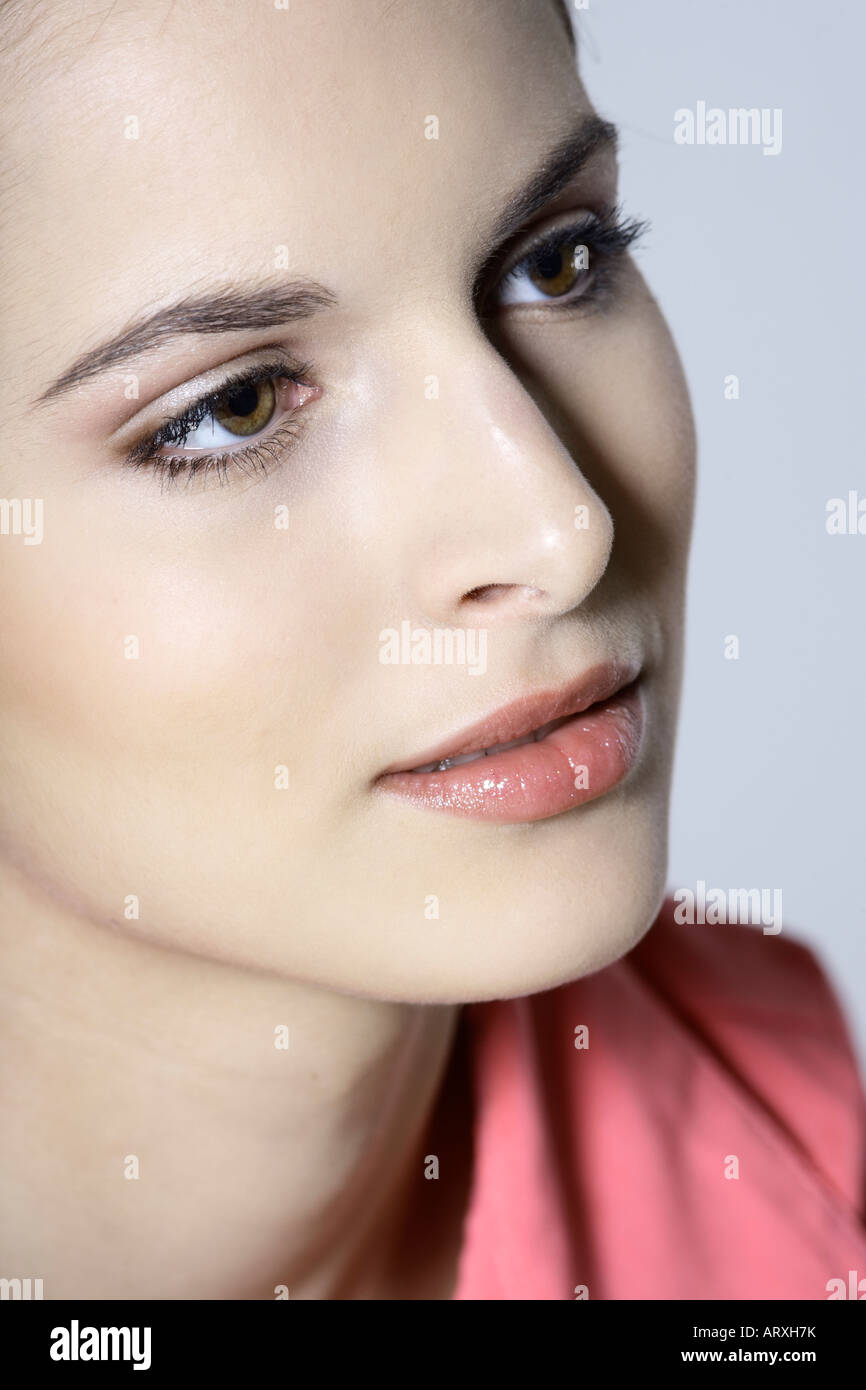 Nahaufnahme Schuss Studioportrait auf grauem Hintergrund ein schönes Lächeln Französisch Frauen aussehen wie Isabella Rosselini oder Juliette Binoche Stockfoto