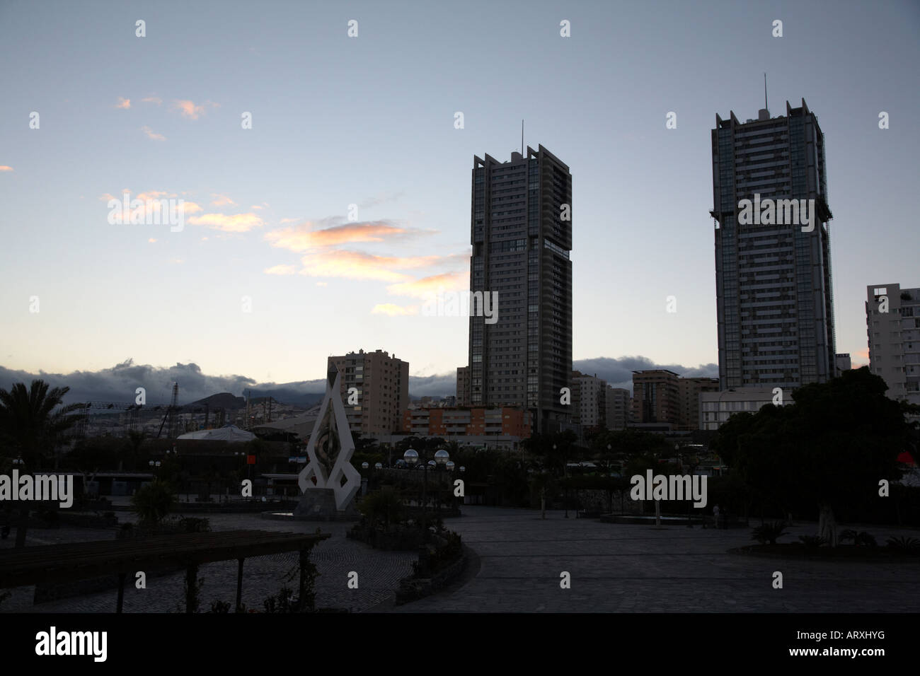 Mehrfamilienhäuser und Hafengebiet in Dunkelheit Santa Cruz Teneriffa Kanaren Spanien Stockfoto