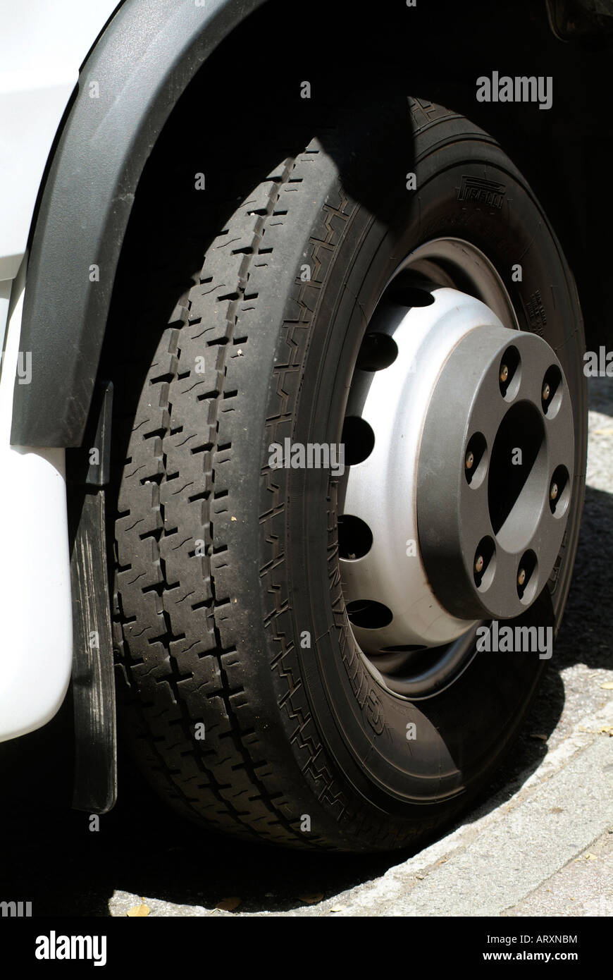 Reifen Reifen treten Tiefe Griff legal illegal Rillen Muster van Autorades hub Stockfoto