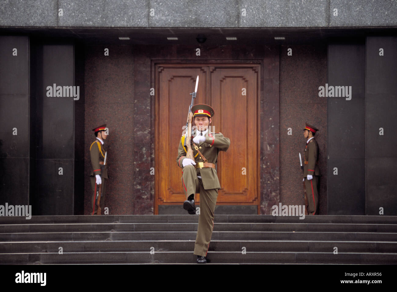 Vietnamesische Soldaten bewachen das Ho Chi Min-Mausoleum in Hanoi Nordvietnam 2004 Stockfoto