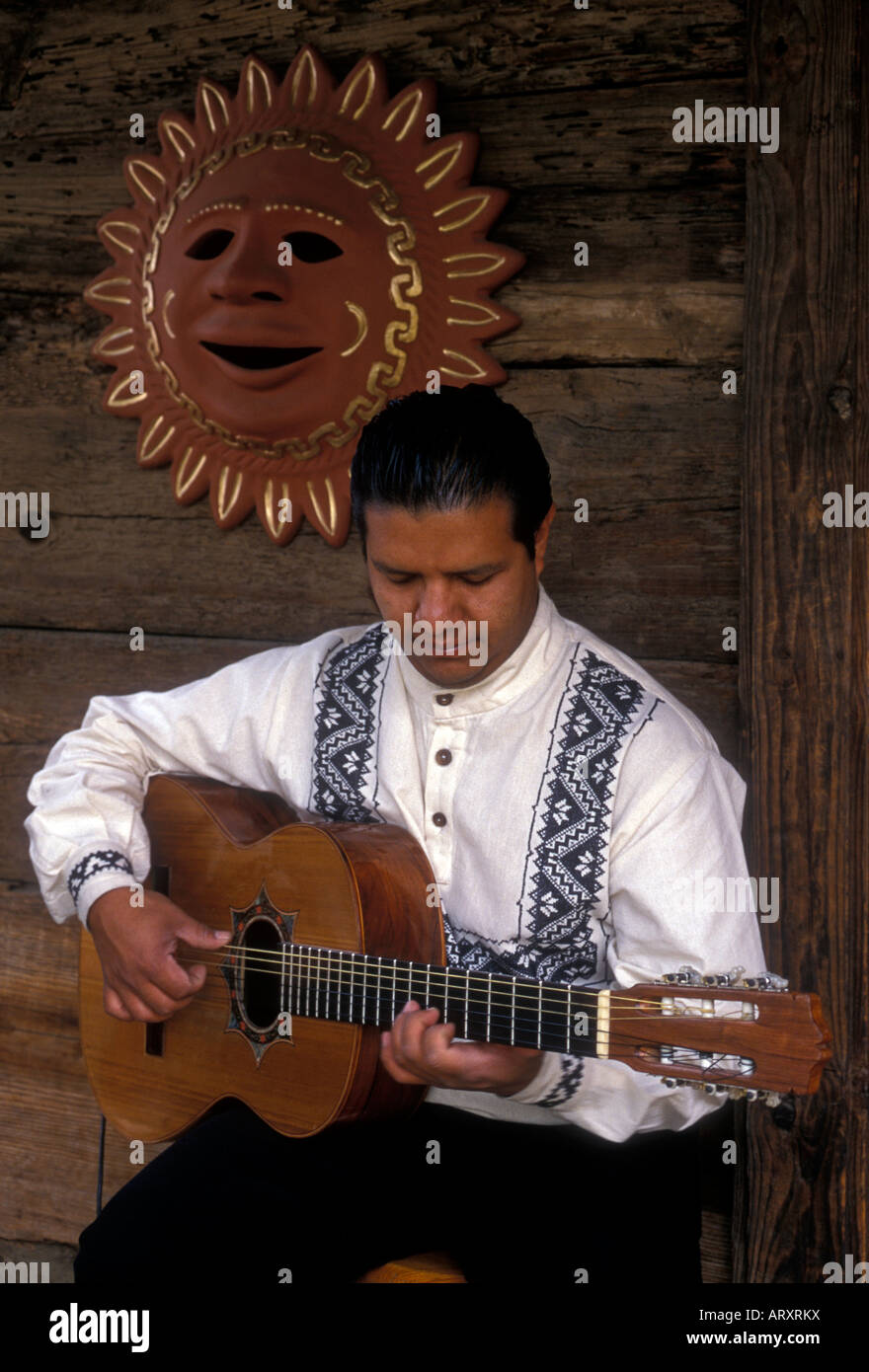 1, 1, mexikanische, mexikanische, Mann, Gitarrist, Gitarre spielen, Gitarrist, Mariachi Band Mitglied, Stadt Morelia, Morelia, Michoacán, Mexiko Stockfoto