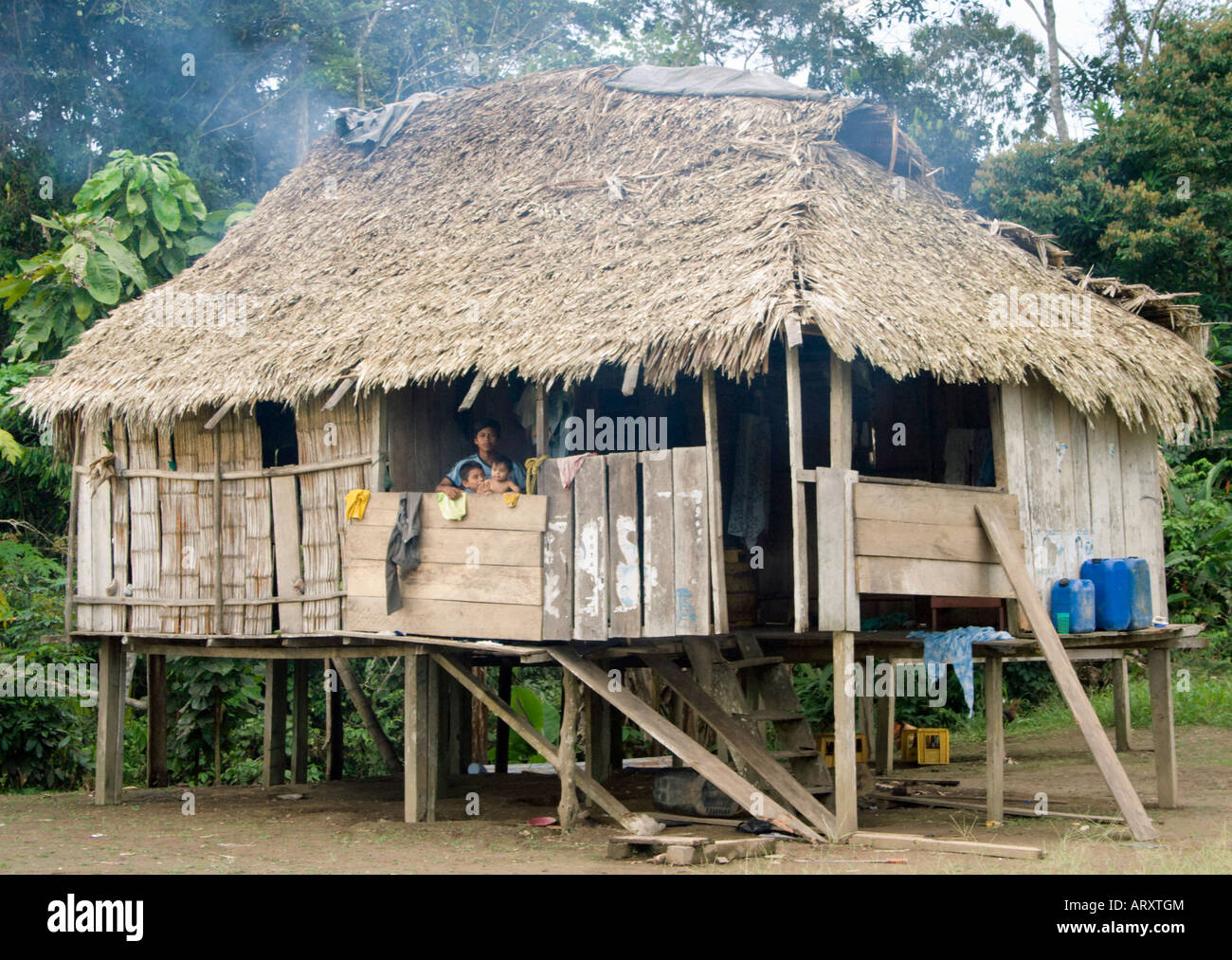 Haus auf Stelzen im Cuyabeno Nationalpark, Amazonas Regenwald, Ecuador,  Südamerika Stockfotografie - Alamy