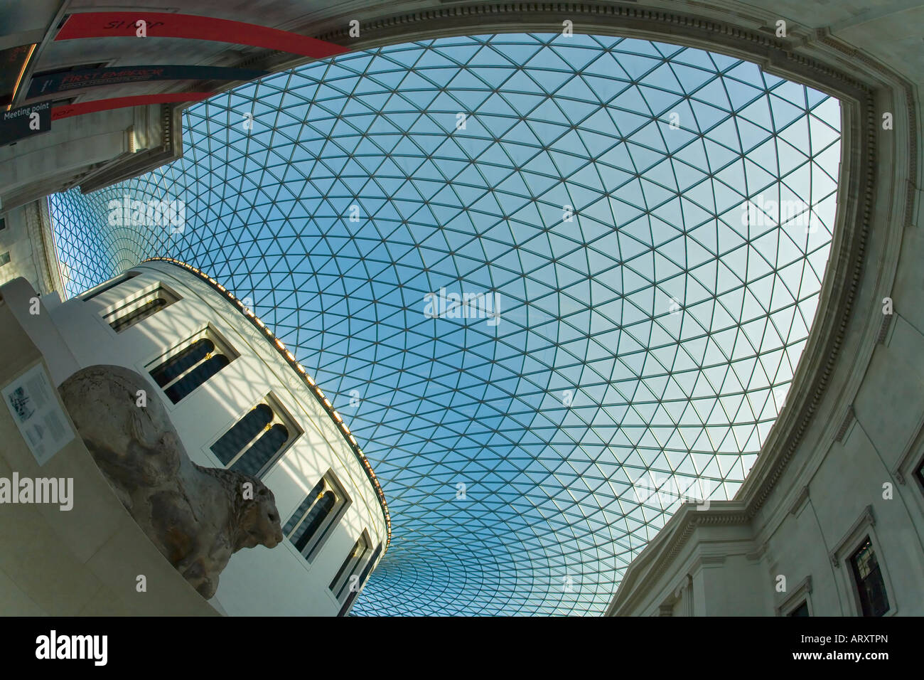 Stein-Löwen in der Great Court und Reading Room British Museum London England UK Großbritannien GB Großbritannien britische Inseln Stockfoto