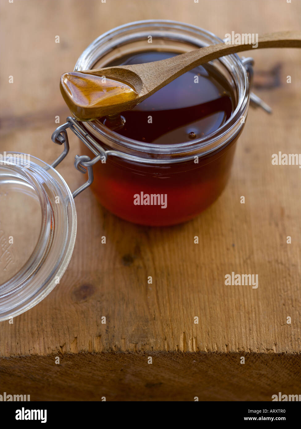 Honig in Kilner Jar mit Holzlöffel - high-End Hasselblad 61mb digitales Bild Stockfoto