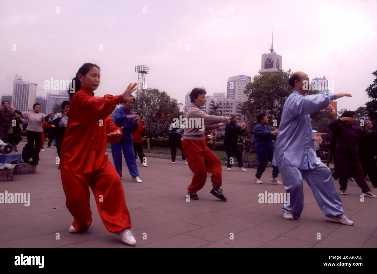 Tai Ji auf dem Hauptplatz von Guiyang, Guizhou, China. Stockfoto