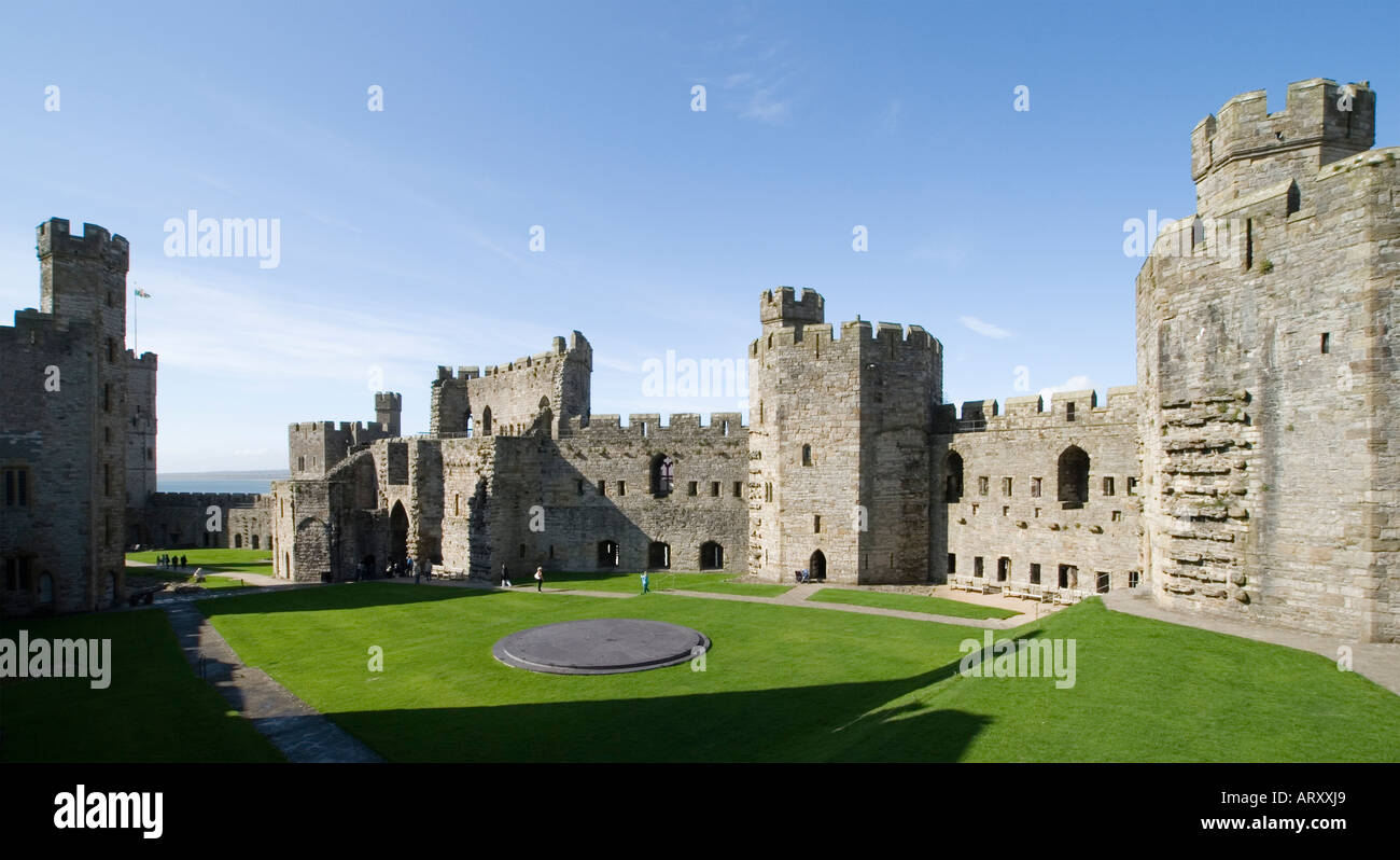 Caernarvon Castle Wände von innen die Exerzierplatz Stockfoto