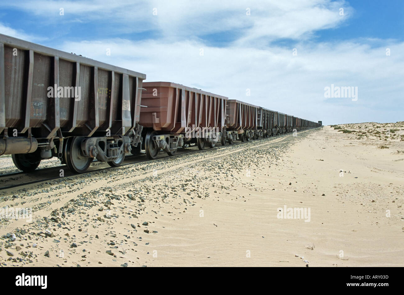 Eisenerz-Zug quer durch die Sahara-Wüste nach Nouadhibou, Mauretanien Stockfoto