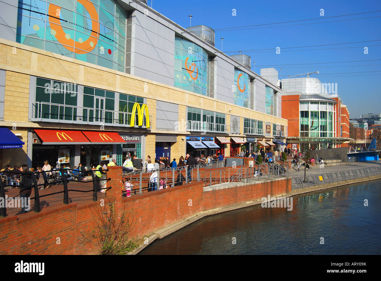 Kanal vor Geschäften und Cafés, die Oracle Shopping Centre, Reading, Berkshire, England, Vereinigtes Königreich Stockfoto