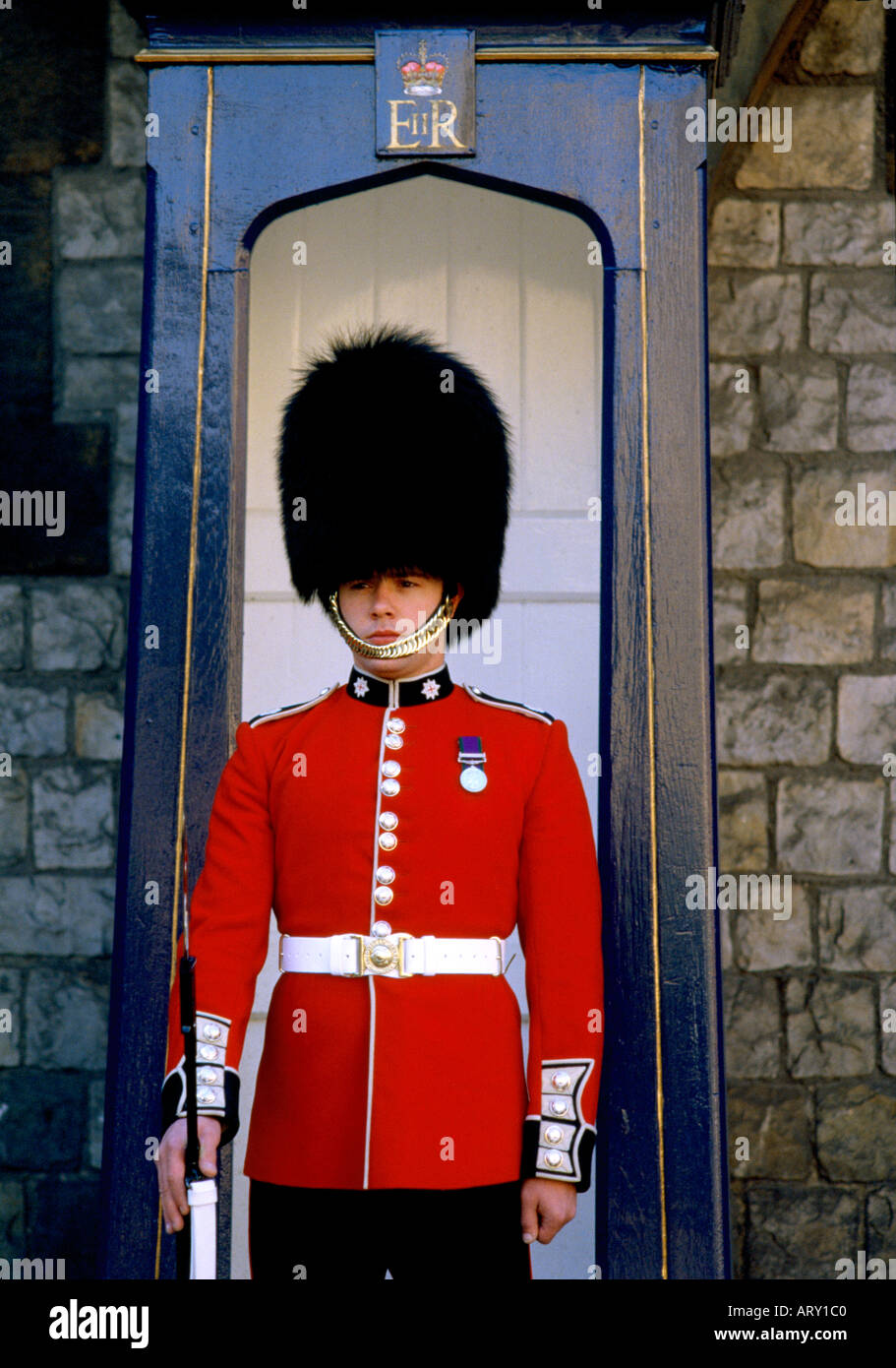 Ein Gardist in ein Schilderhaus außerhalb Windsor Castle in Berkshire, England Stockfoto