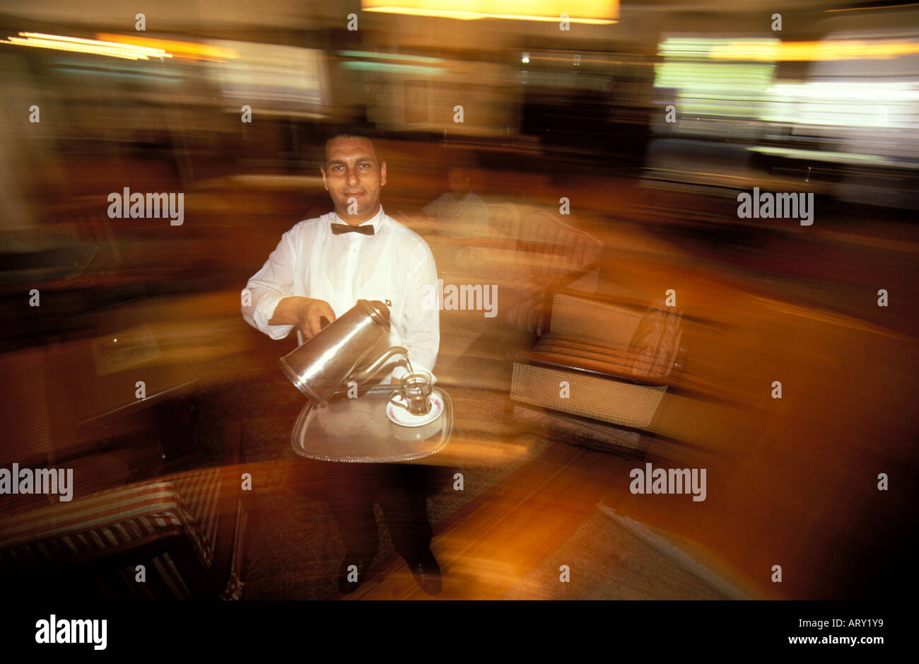 Kairo, Ägypten-Kellner des British colonial Hotel Windsor mit Kaffee Stockfoto