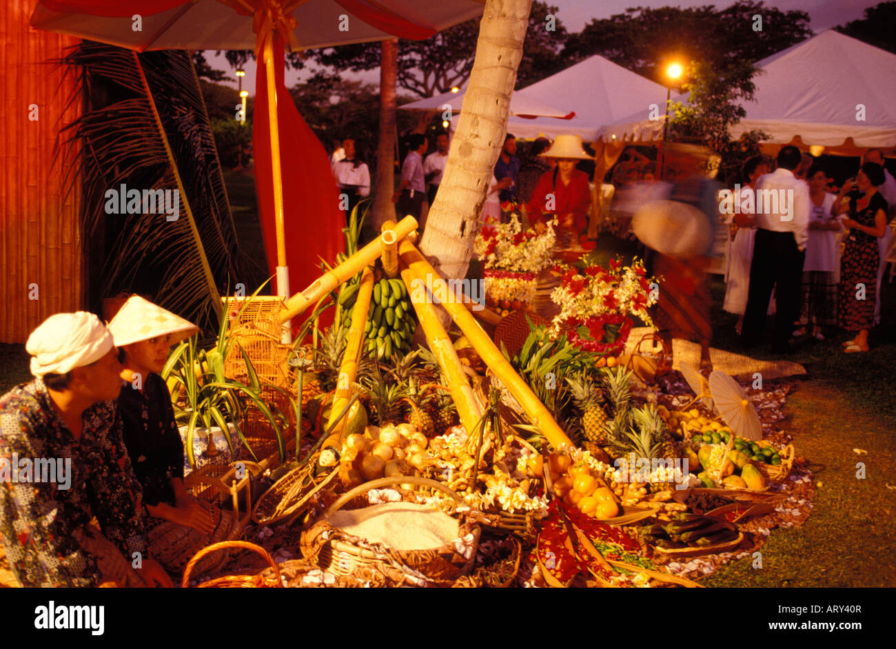 Stände, Teilnehmer und reichliche Essen im Maunalani Hotel Food Festival, Big Island Stockfoto